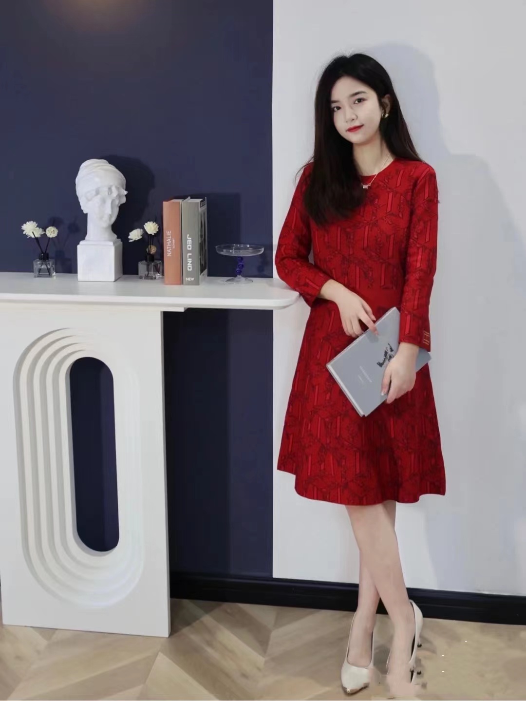 红色裙子搭配 酒红色裙子搭配的颜色-思宇生活