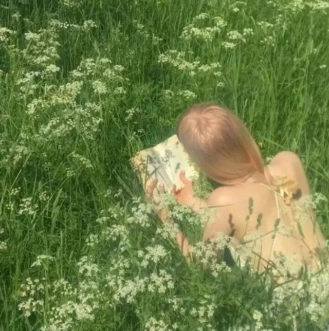 感受春天气息的文案//着迷于春天，花香令人沉醉，风里夹着温柔