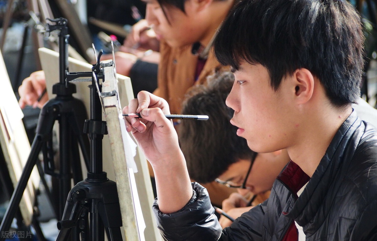 这个周末又有6个省份开始美术统考，统考4点提示为艺考生祈福