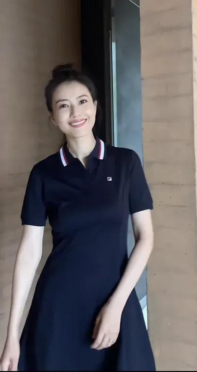 42岁高圆圆晒变装视频，穿条纹休闲衫扎丸子头，笑容甜美清纯可爱