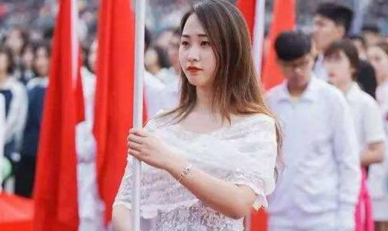 高三举牌女生火了，面容甜美神似四千年美女，评论区却满满恶意