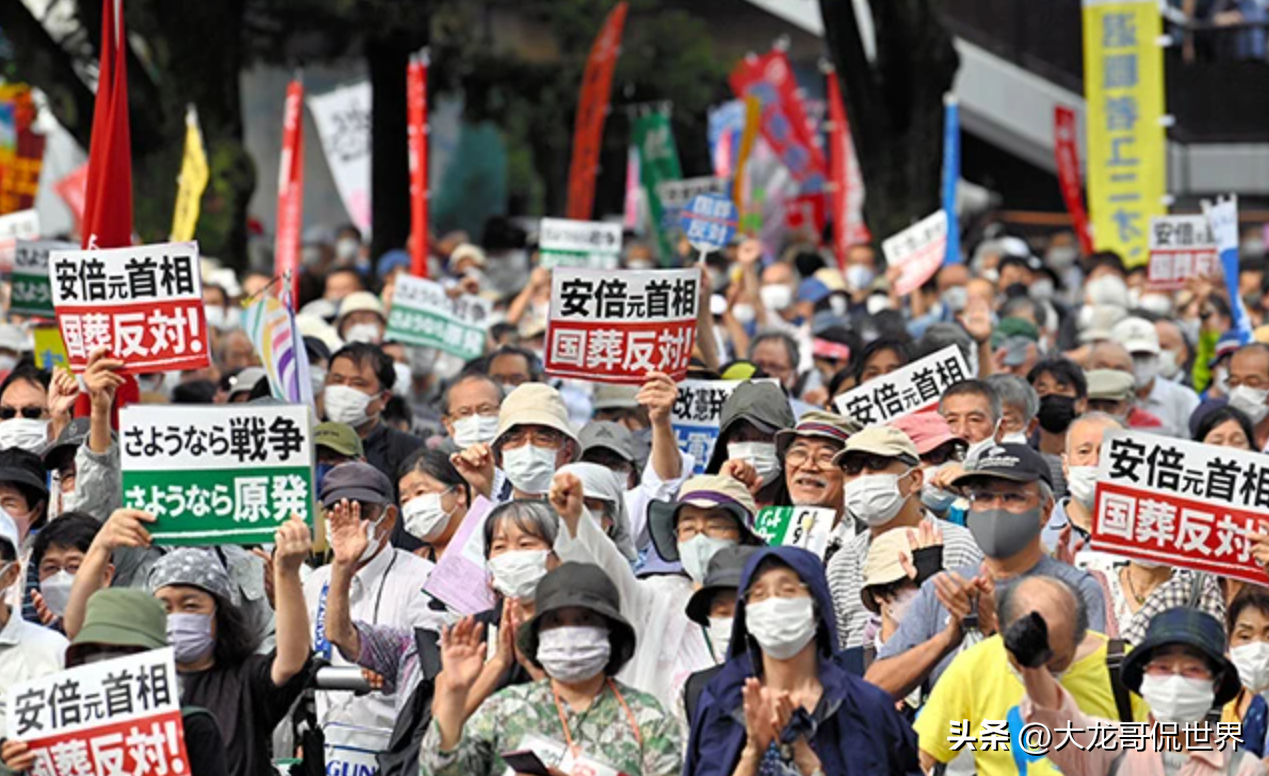 日本公众强(日本，乱了！数万民众示威反对安倍国葬，还有一名老者自焚明志)