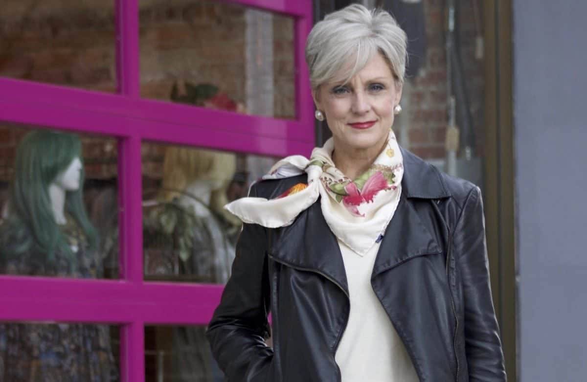 衣品好的女人不怕老，瞧这位身材微胖的白发奶奶，气质远超同龄人