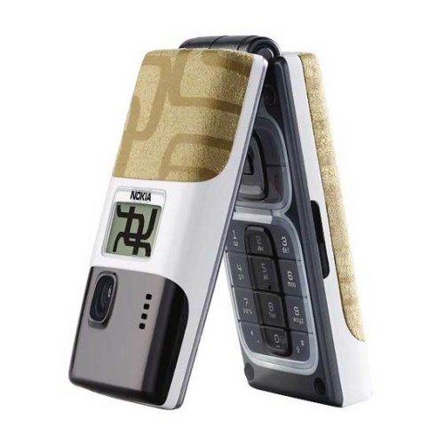 诺基亚首款翻盖手机7200,外观辨识度非常高,背面和顶部各覆盖了一层