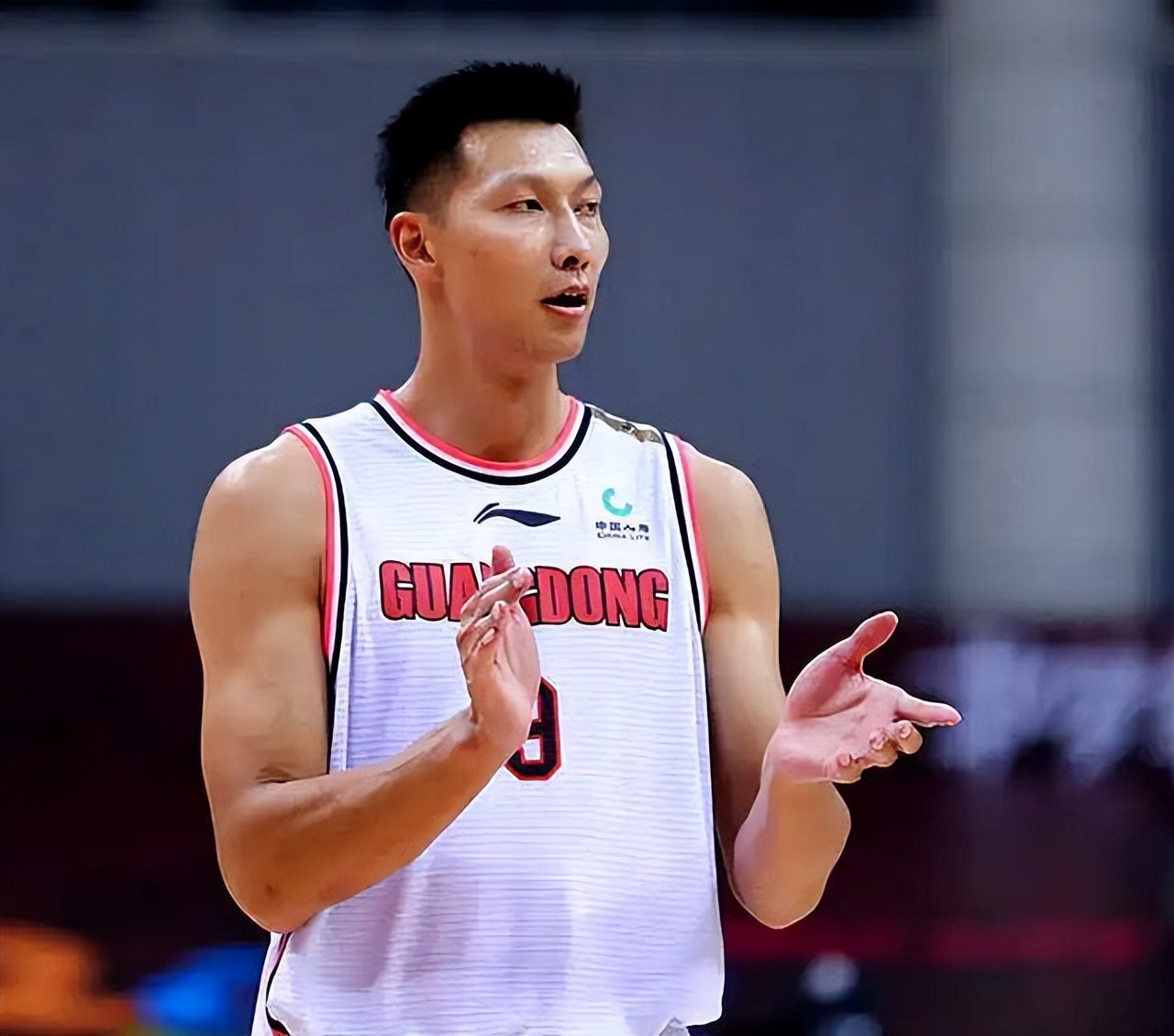 CBA年薪排名（15岁首秀，16年7冠，易建联在广东男篮赚到多少钱？CBA第一高薪）