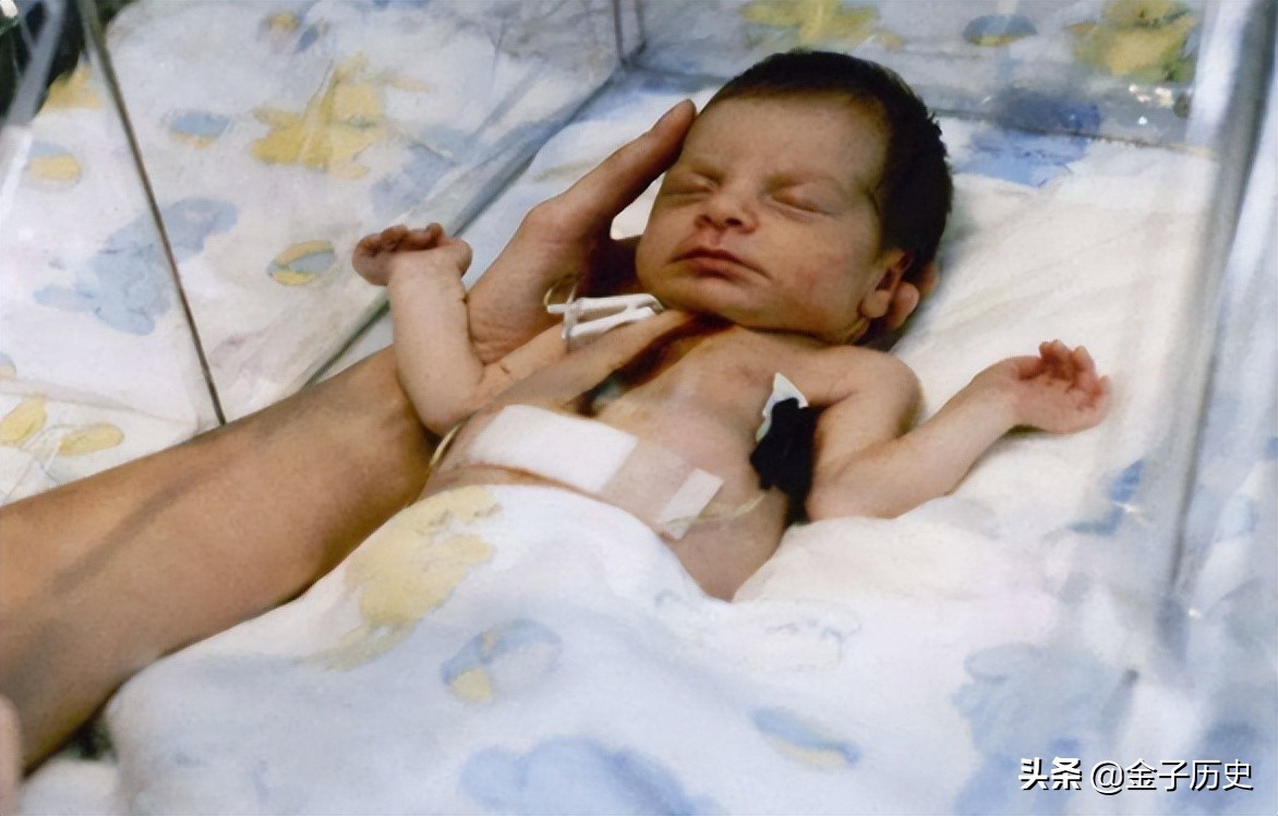 Năm 1984, một bà mẹ người Mỹ phớt lờ mọi lời lên án và cấy ghép trái tim khỉ đầu chó cho đứa con gái mới sinh của mình chỉ để kéo dài sự sống