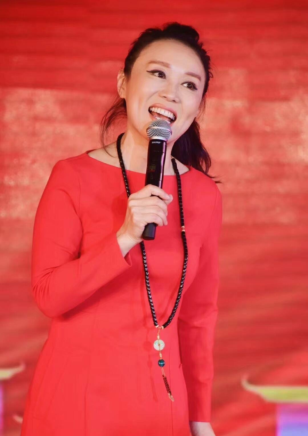 她被称"黄梅戏后":曾6登春晚,嫁小15岁丈夫,无子成终身憾事