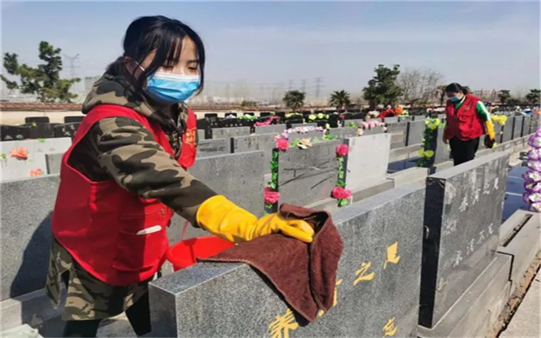 假如膝下无子，那么墓地过了使用年限无人续缴会怎么样？