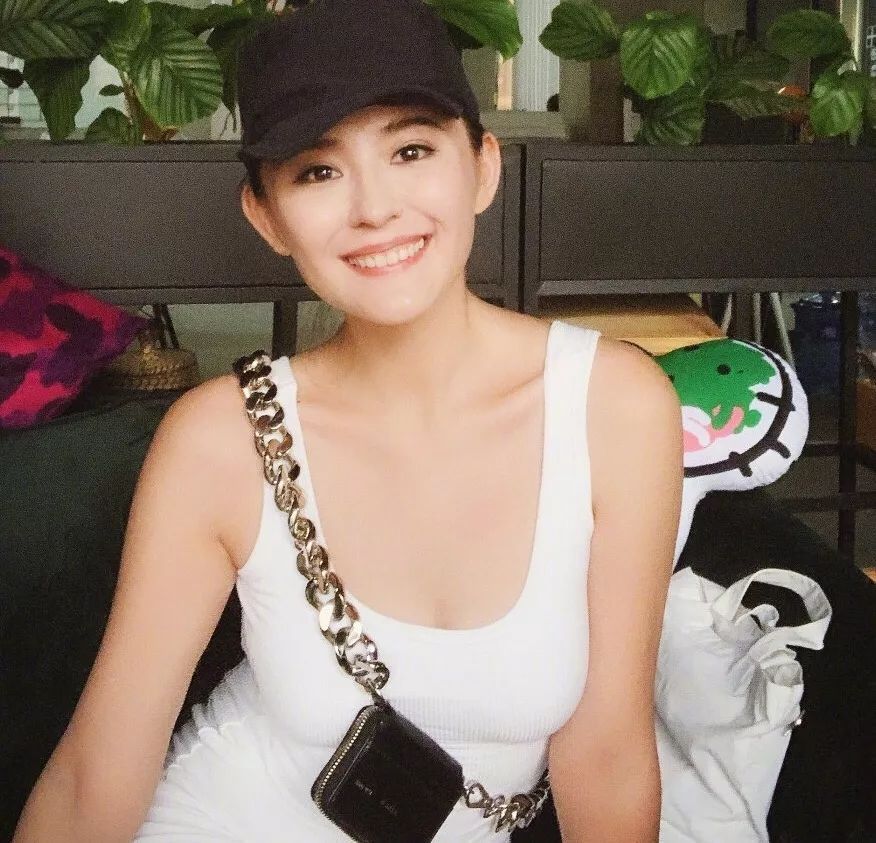 晒泳衣,穿吊带,穿蕾丝,女星们的穿衣自由有错吗?