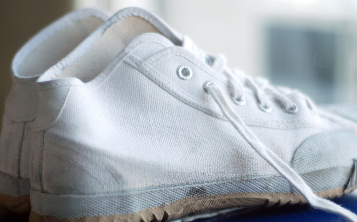 白球鞋脏了怎么才能刷干净(白鞋发黄变脏别用水洗,教你一个 方法,可以