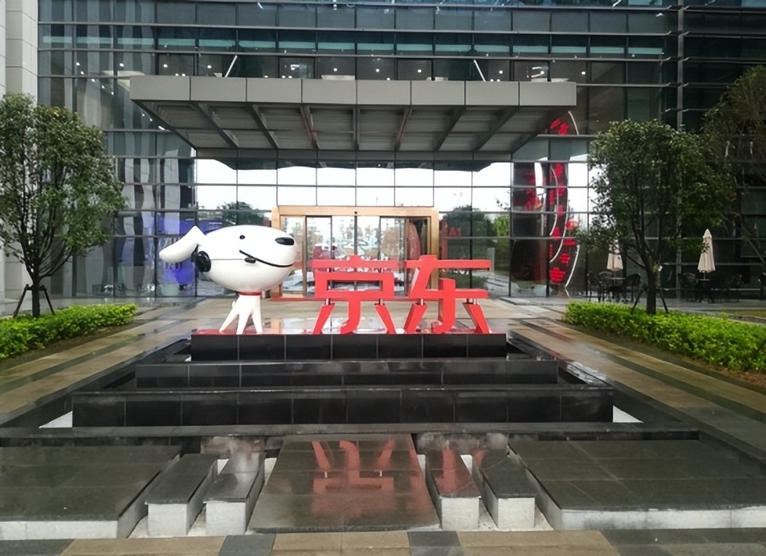 销声匿迹4年，刘强东悄悄套现66亿现身国外，那个侠义的他变了？