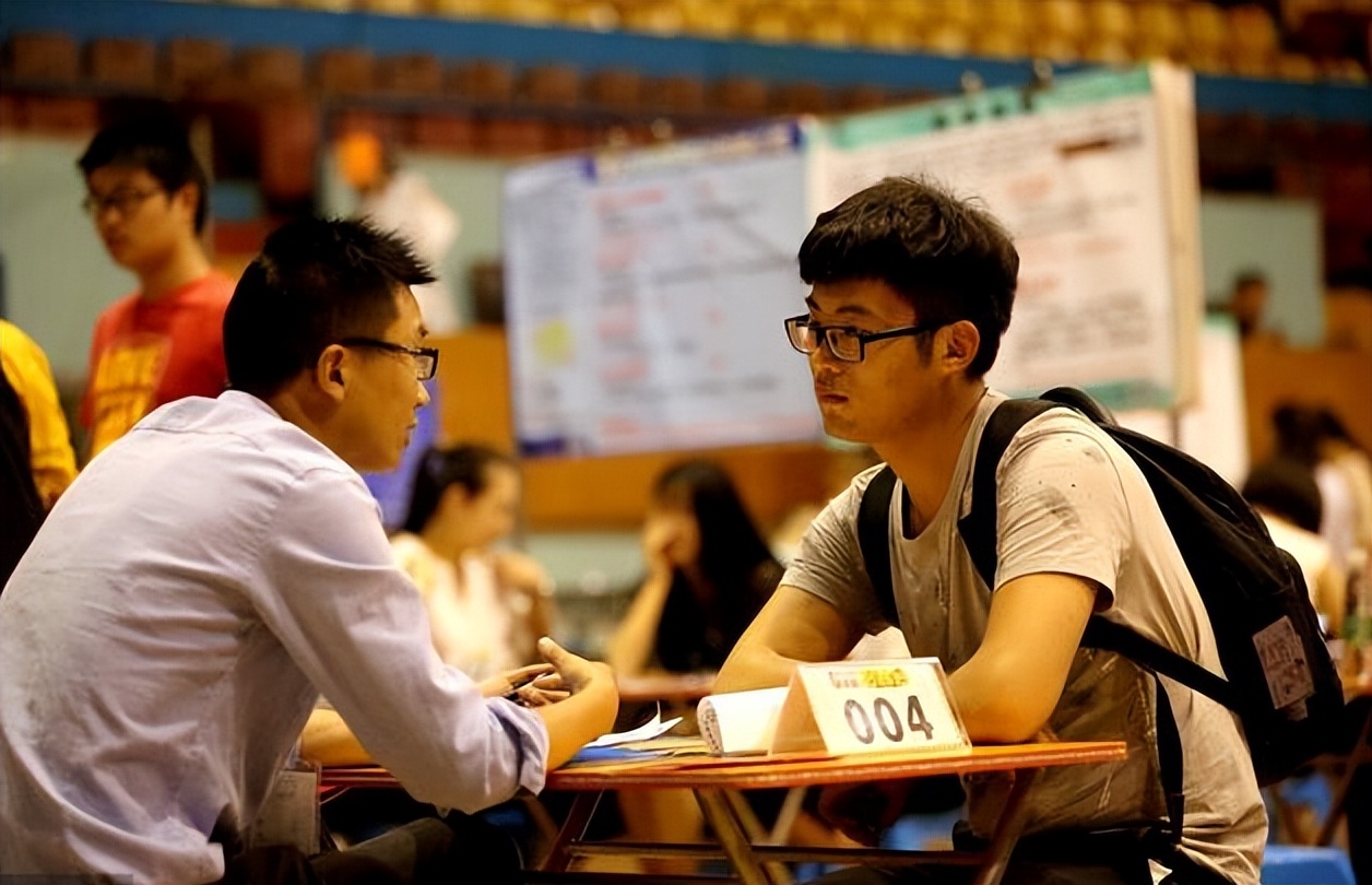 “考公上岸后，亲戚上演了教科书式翻脸”，大学生的经历很真实