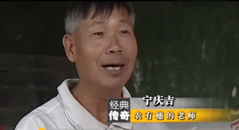 广西10岁男孩拥有蓝色眼球,夜间也活动自如,村民惶恐不安避而远之