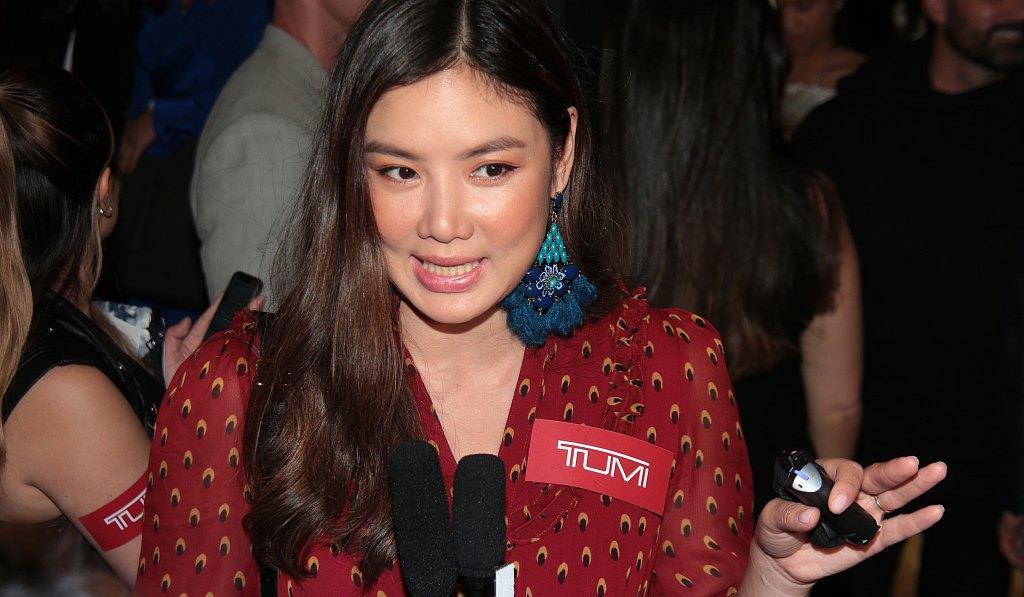 乐基儿宣布离婚,晒一家三口合照否认复合,前夫胡渣发白尽显沧桑