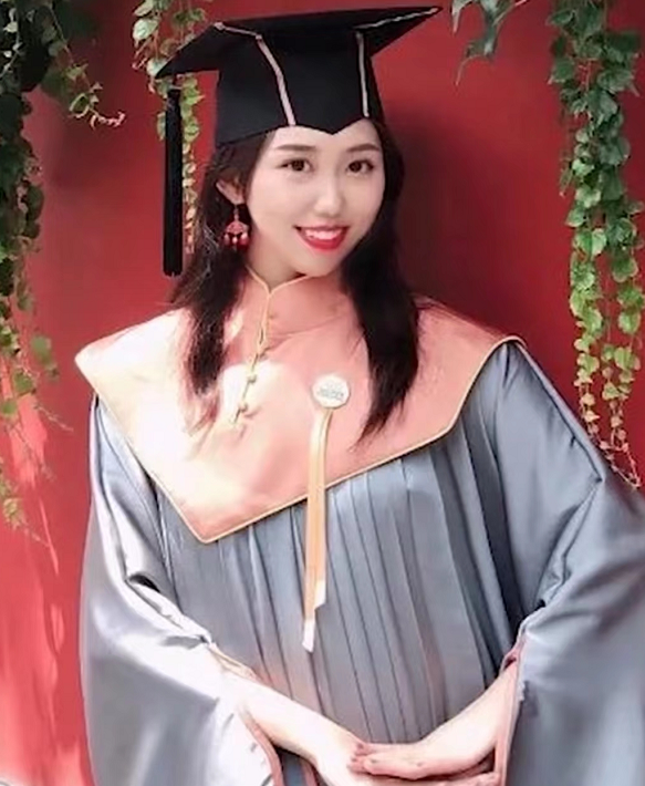 中央美院“民族风学士服”火了，中西结合有特色，典雅又不失风采