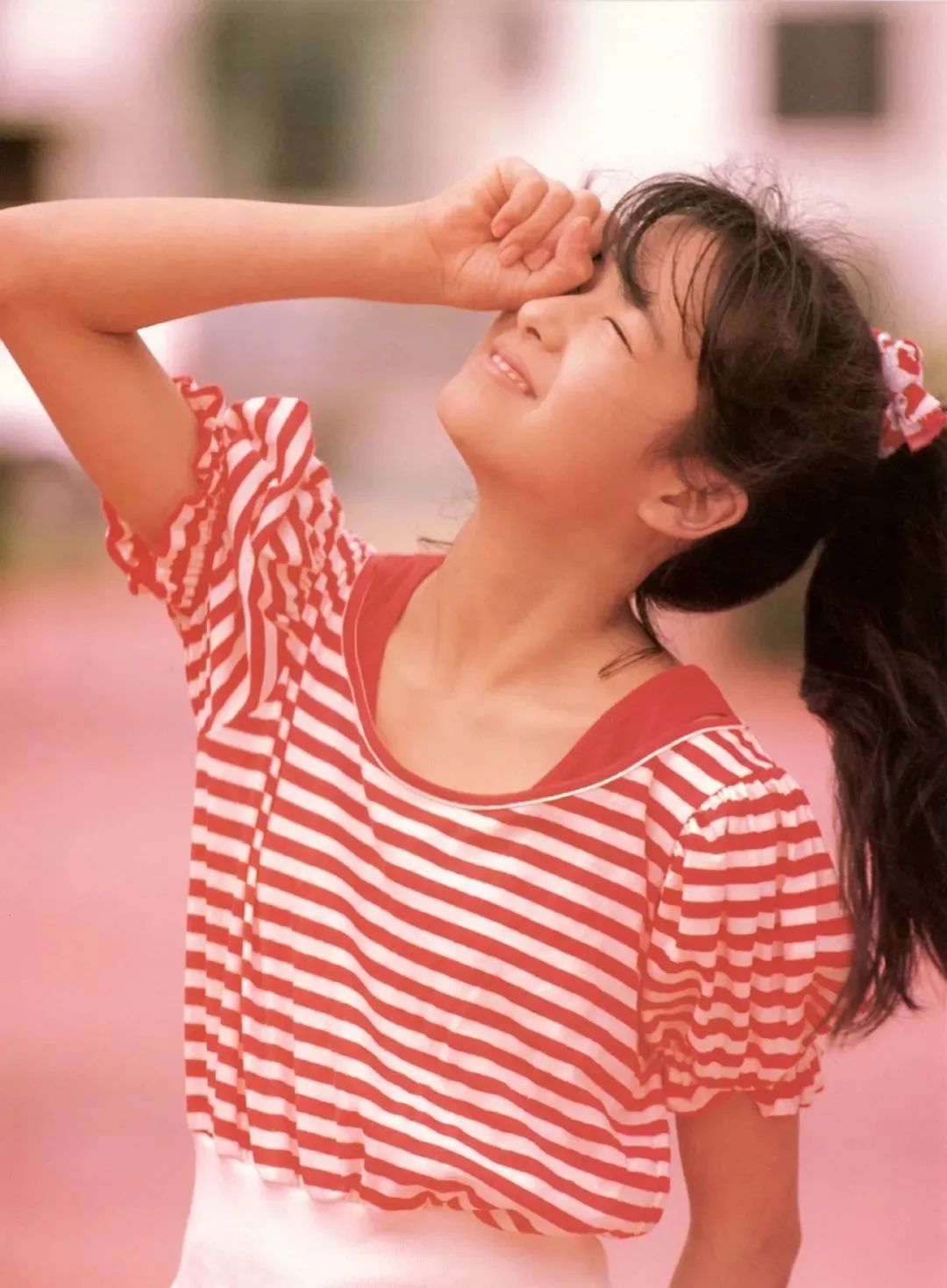 日本国民美少女始祖，曾和成龙一起主演电影！无数粉丝求她复出…