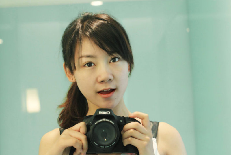 90后人大才女，不顾批评做裸模，衣不蔽体接受采访，今回归家庭