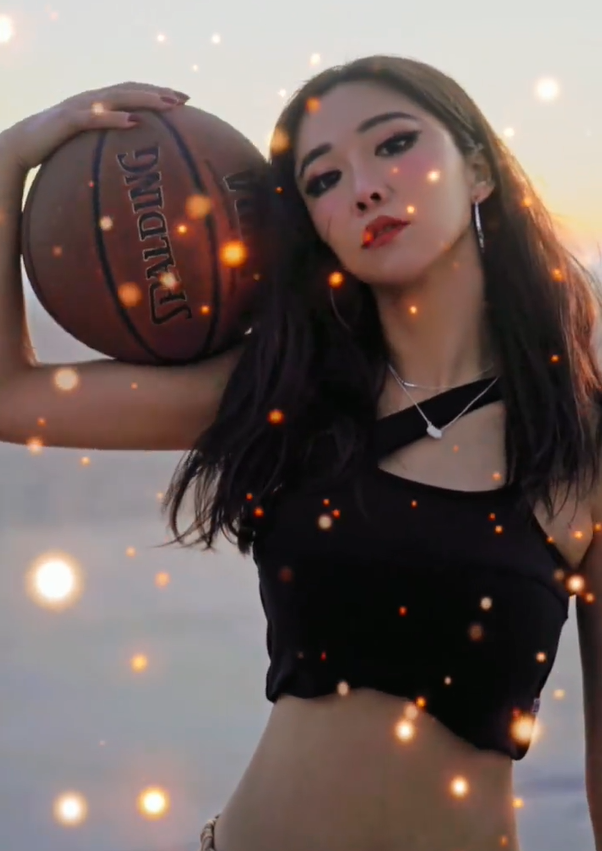 街头篮球bgm女声(NBA最美主播周玲安近照曝光，现身洛杉矶玩转街头篮球，大秀身材)