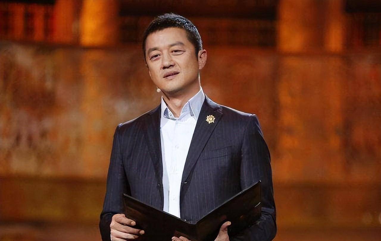 52岁李亚鹏无法乘坐飞机高铁!在南宁旅游不方便,笑对困难心态好