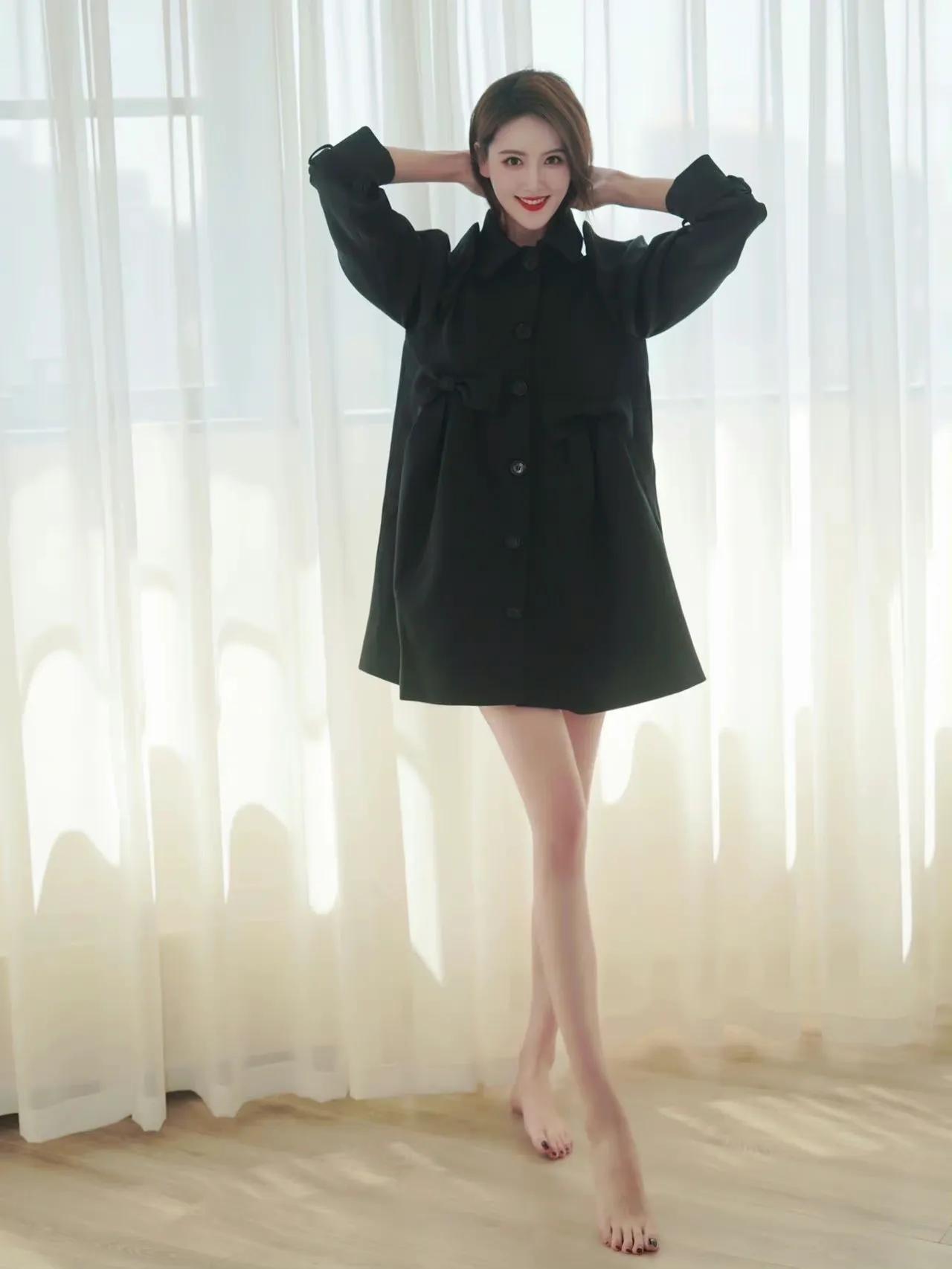 中国电影报道主持人李丹儿，生活与工作美照，颜值不输明星