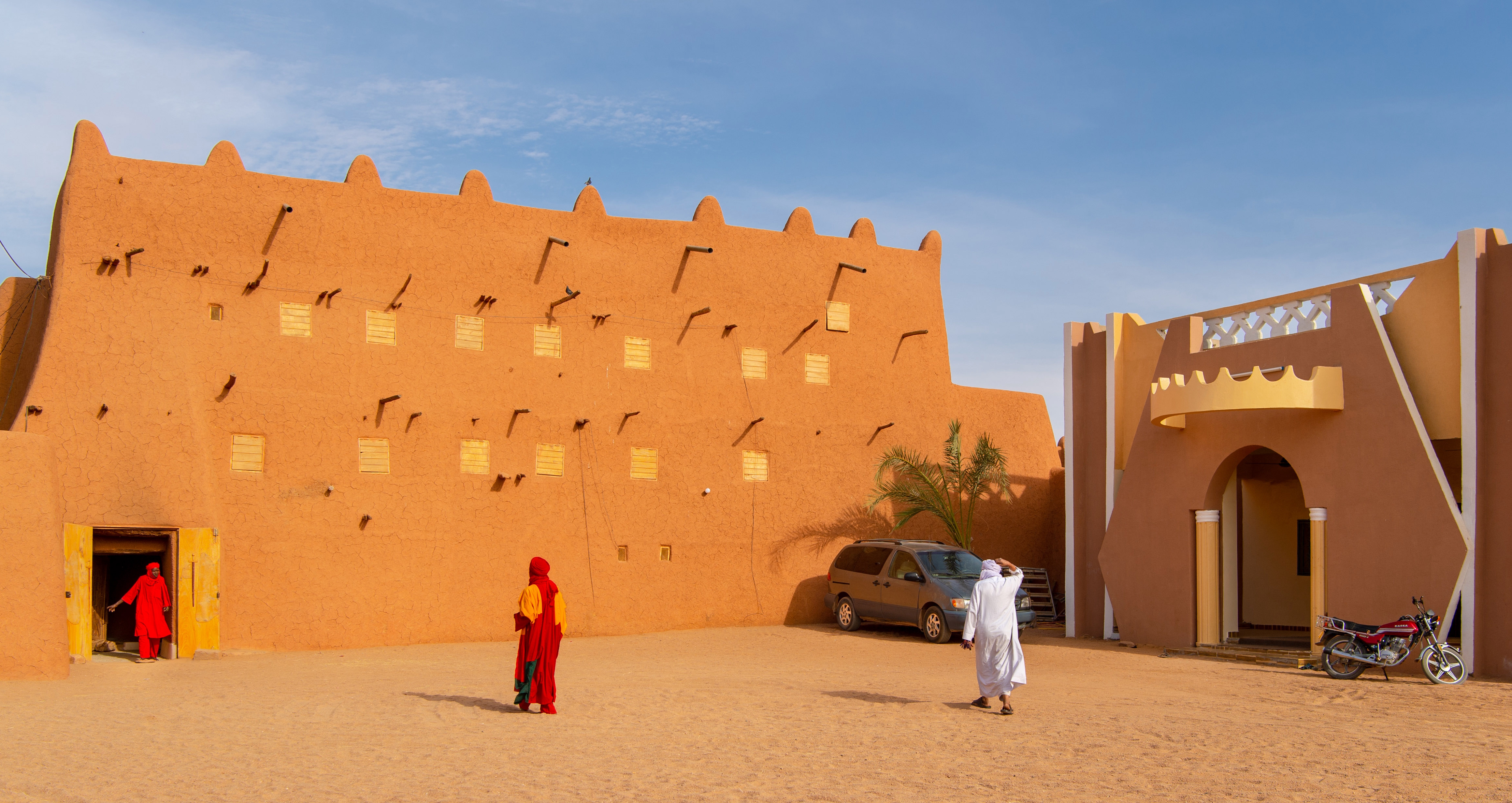 阿加德兹的土房子具有隔热,散热和撒哈拉苏丹式建筑风格的审美意义,在