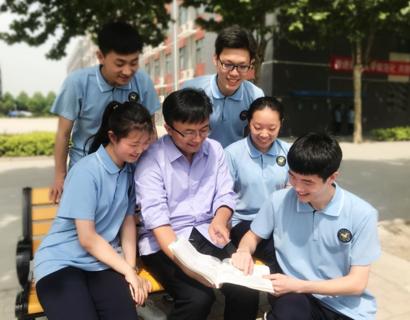 官威大？大学生未向领导问好被通报引争议，网友：老师也要尊重