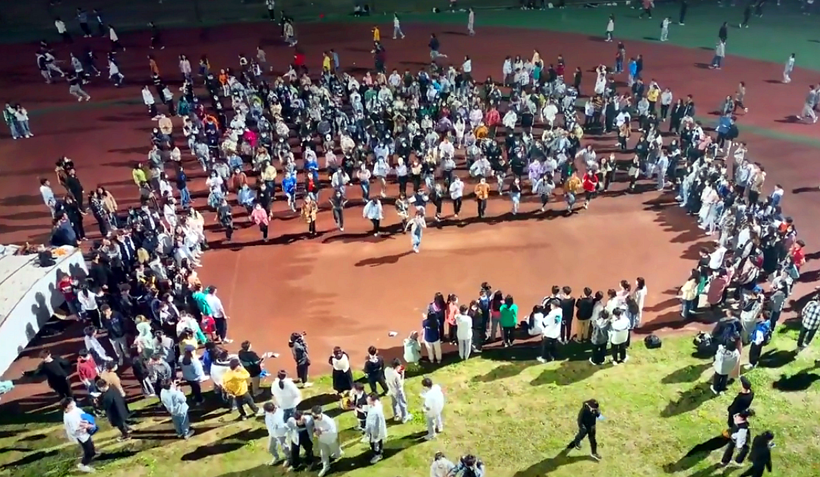 安师大“白衣小姐姐”火了，带领同学跳广场舞，却出现质疑的声音