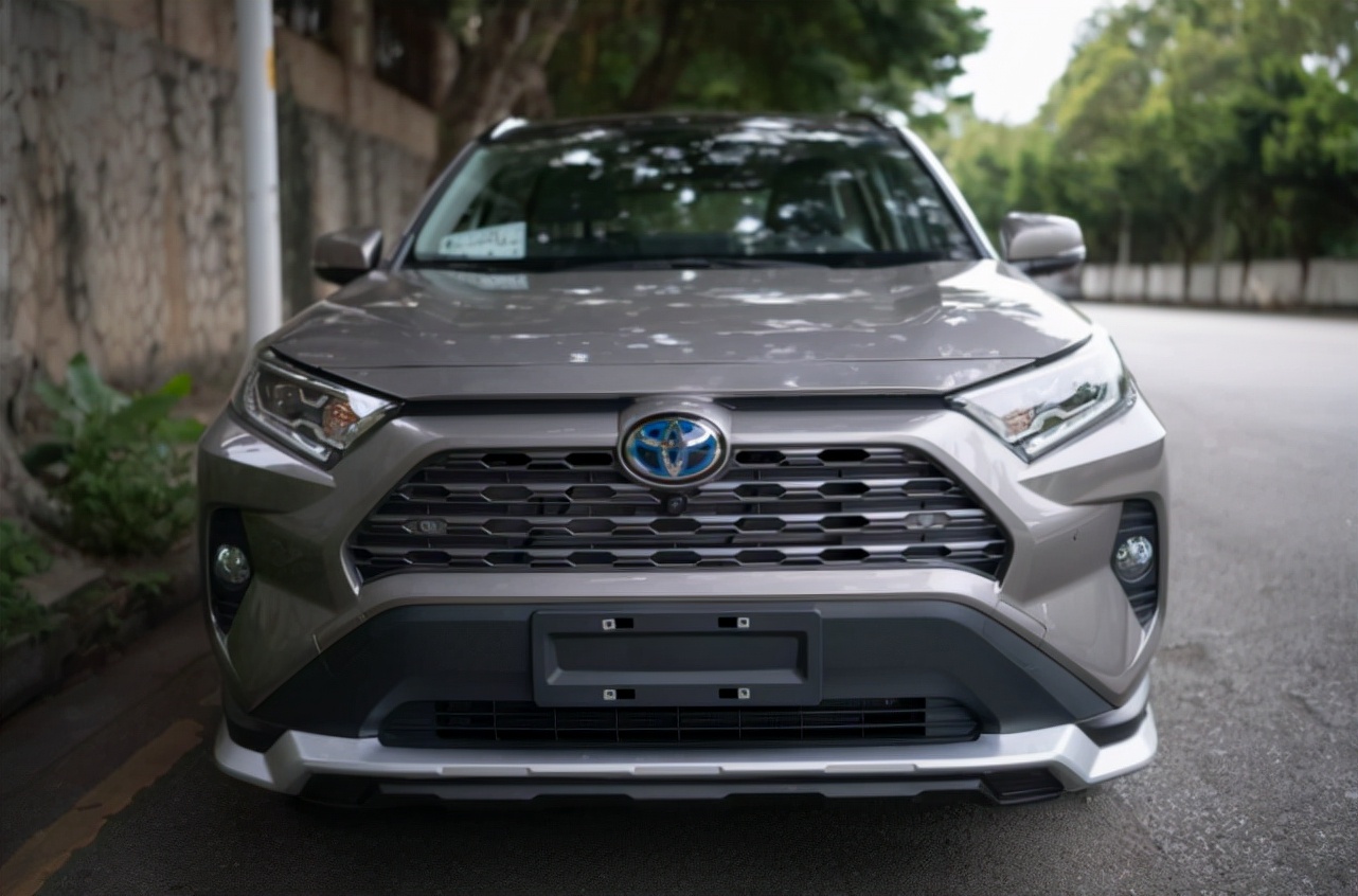 飒爽帅气，20.48万提了辆丰田RAV4荣放，用车已经一个月