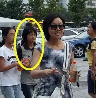 离婚18年了，闫妮和前夫邹伟的人生状况，有何不同？