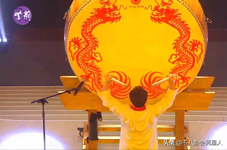 香港回归晚会落幕！刘德华老了、陈伟霆脸胖，成龙神采奕奕