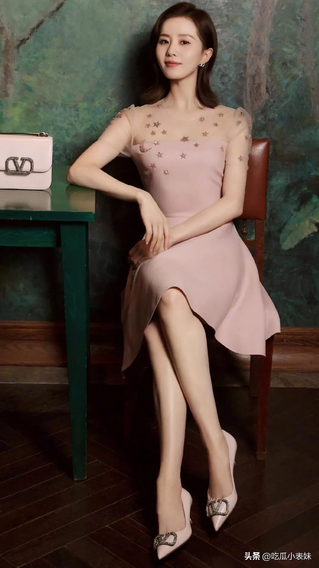 刘诗诗惊艳写真照，优雅迷人