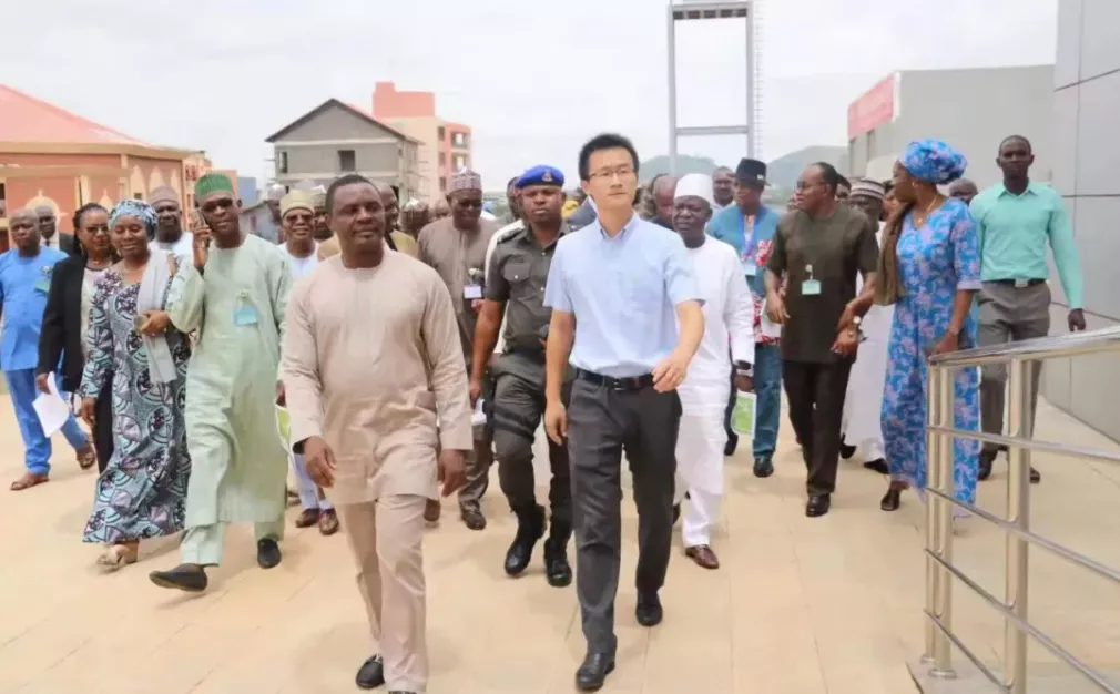 3年前,80后河南小伙在非洲当上酋长土皇亲自册封,允许妻妾成群