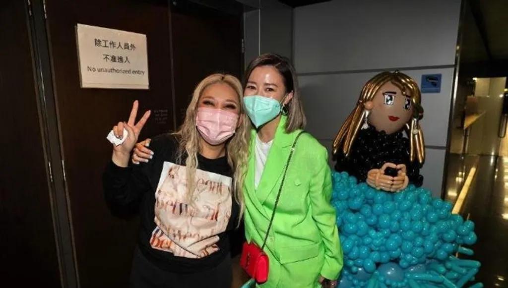 欣宜的演唱会太震撼了，父亲、妹妹都来祝贺，继母送了花篮