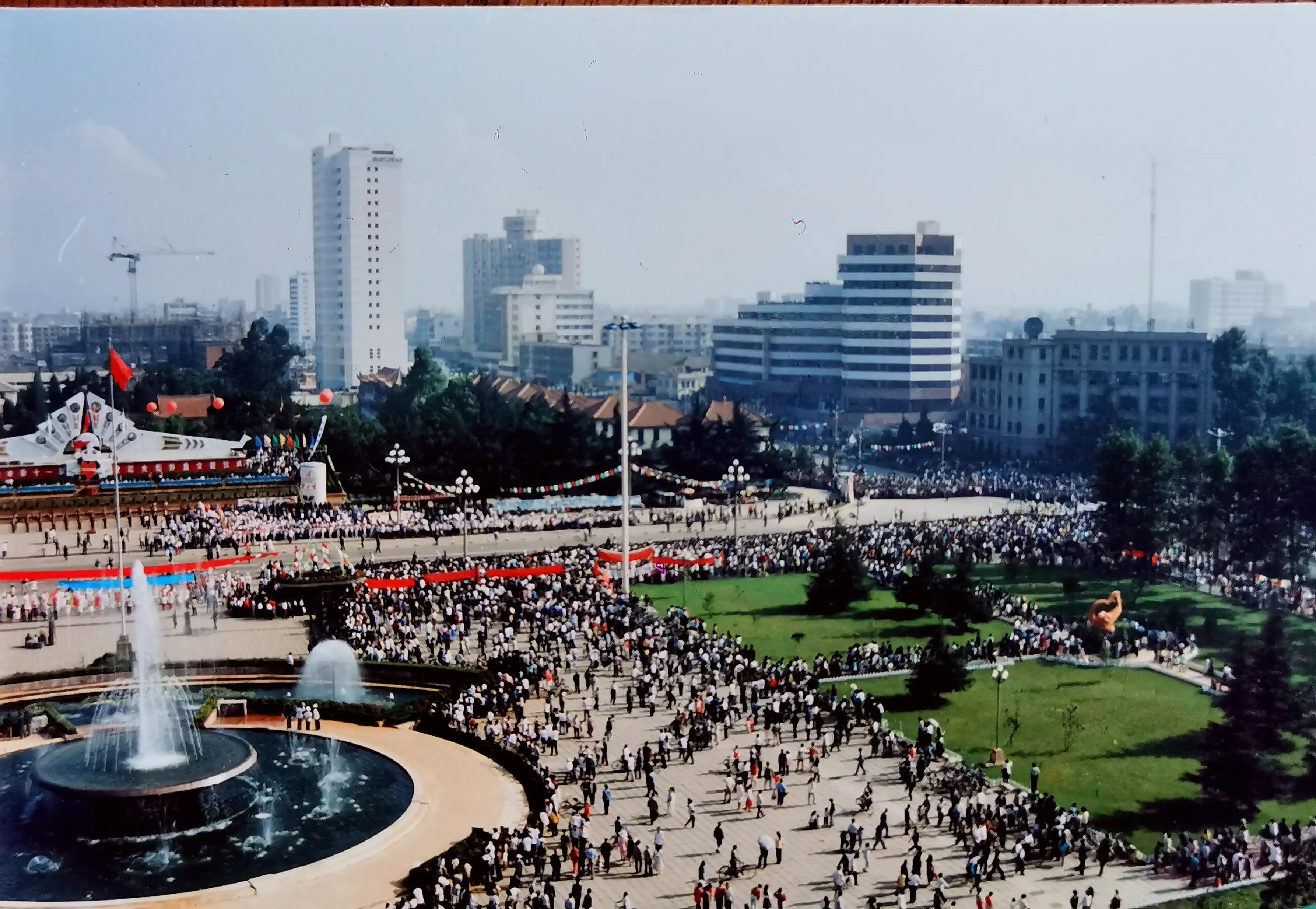 第十一届亚洲运动会在哪里举行(回望32年前的今天，春城市民比过节还热闹迎接第十一届亚运圣火)