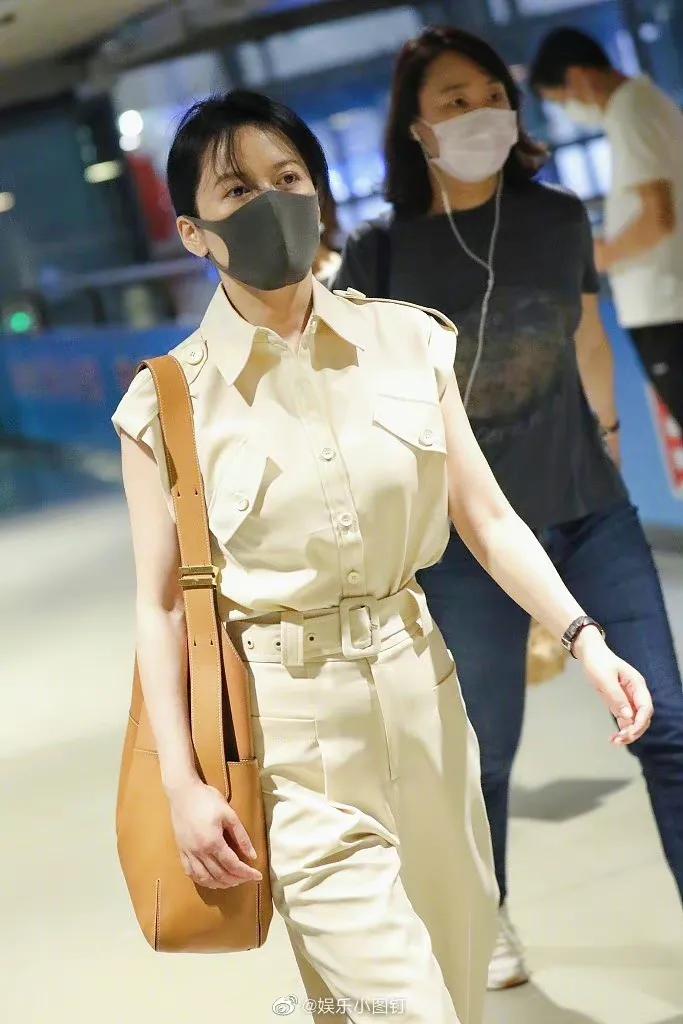 女神俞飞鸿～现身南京机场飞机她身穿白色工装连体裤造型知性帅气