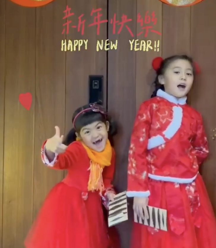 贾静雯春节分享全家福，两个女儿送祝福，波妞门牙脱落神态超喜感