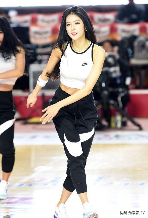 cba哪個啦啦隊最漂亮</h2>

<p>　　樸姬蘭</p>

<p>　　亞洲來說韓國拉拉隊的建設(shè)、選拔和組織起步較早，不少顏值出眾的拉拉隊隊員的號召力和影響力非常高。比較有名的應(yīng)該就是號稱“亞洲最美拉拉隊隊長”的樸姬蘭。</p>

<p>　　<img alt=