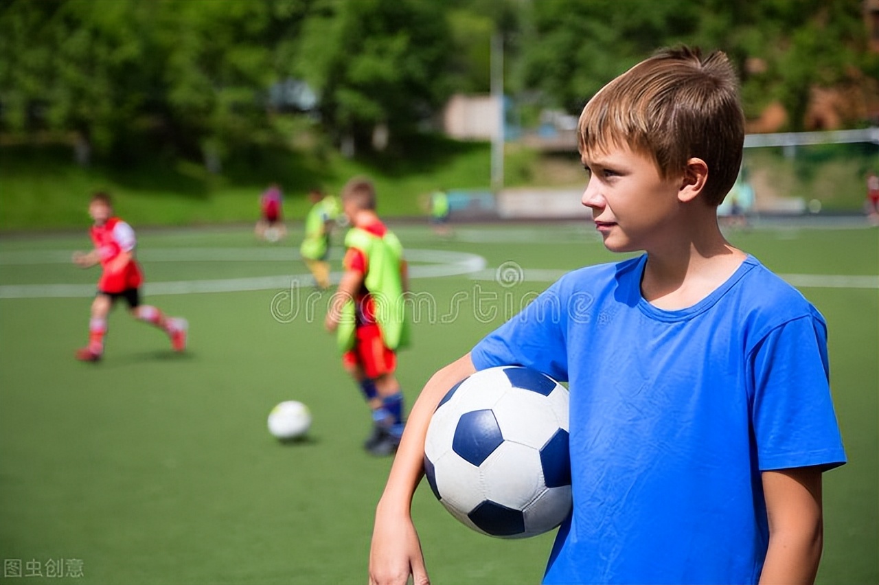为什么足球比赛一个小孩进场(踢足球，让儿子充满竞争意识，无欲无求的男孩那就只能是男孩)