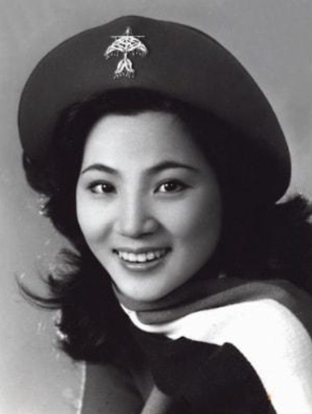 1983年凭春晚一夜爆红,遭封杀后离开中国,35年后郑绪岚现状怎样