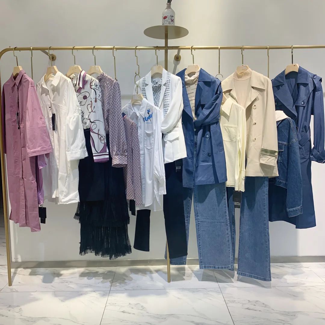 今袖女装,自成立至今,她对时尚有着异乎寻常的敏锐嗅觉,每一季经典的