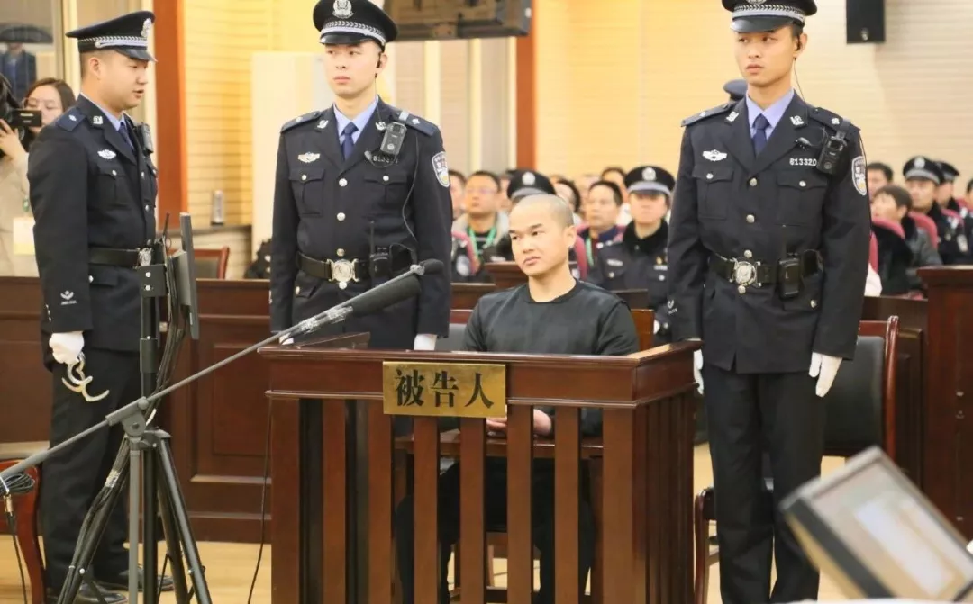 鼓吹自己在公检法有关系的律师，能帮忙办理取保候审。你会信吗？