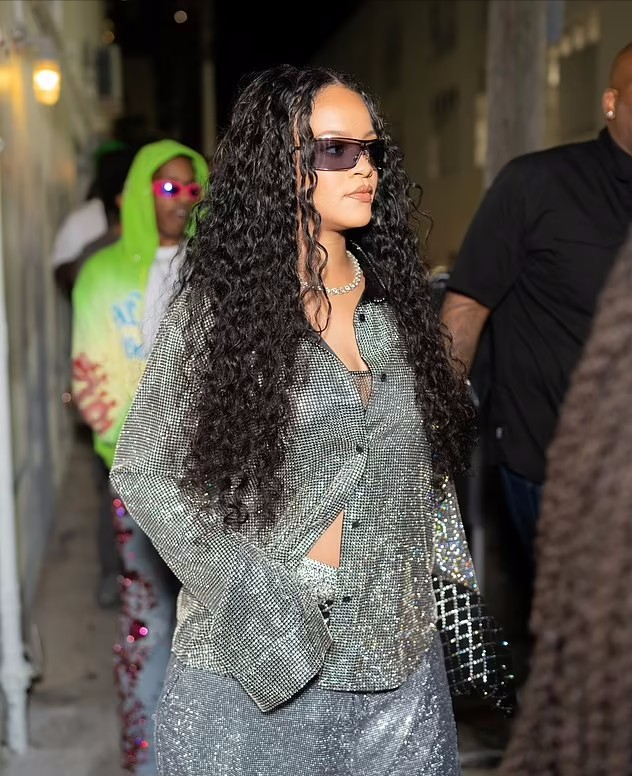 蕾哈娜和黑人男友亮相穿得太燃!半透视黑裙,怕掉下来用手扶着?