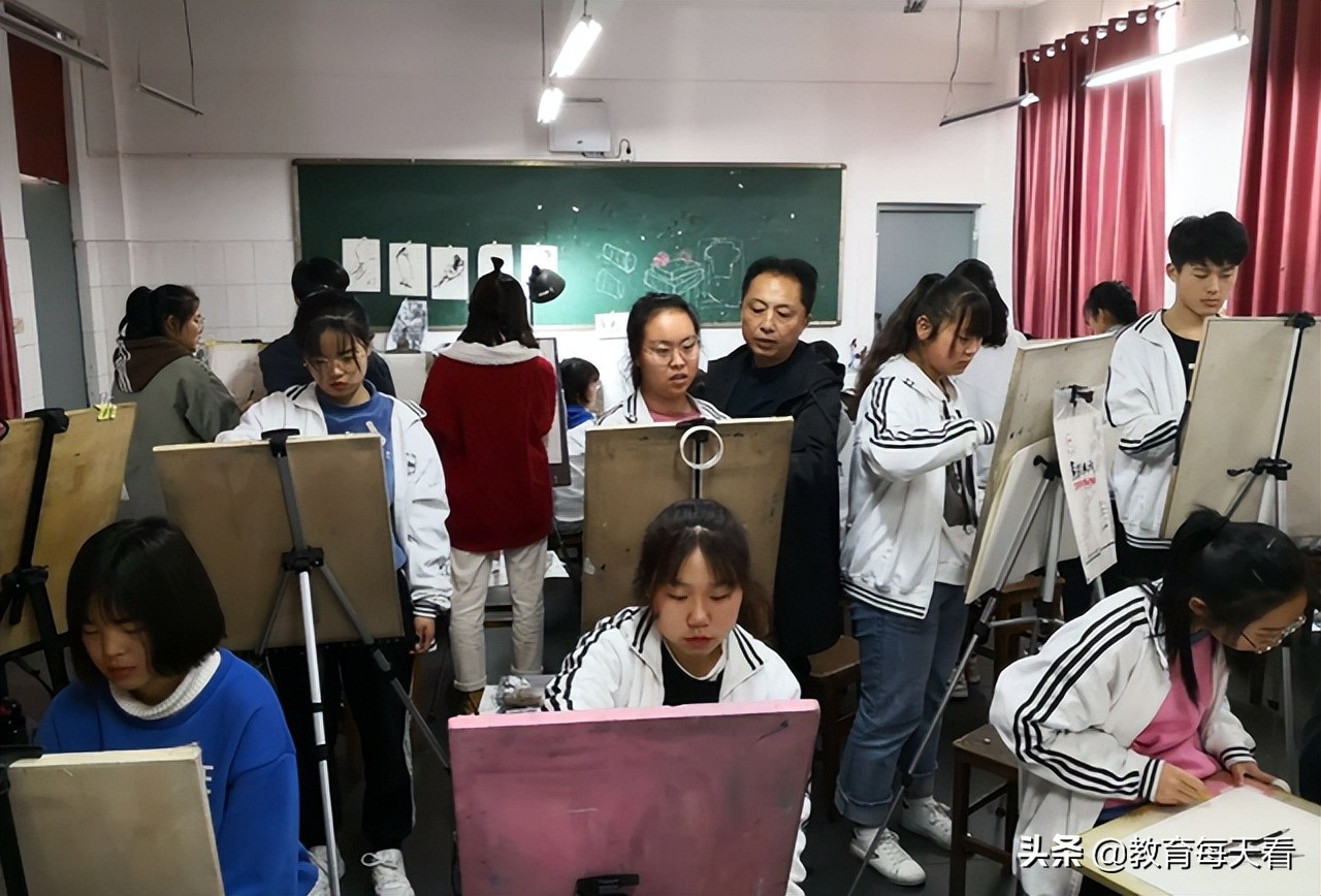 中学生迎来“坏消息”，2022高考或发生新变化，达线难度上升了