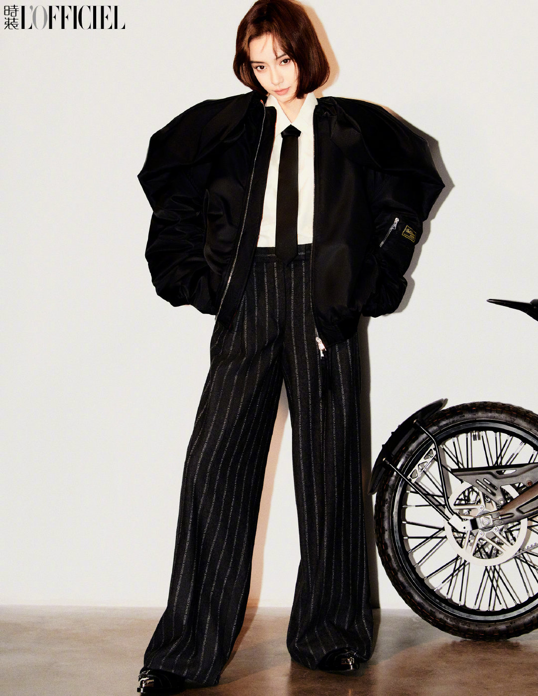 杨颖登《时装》十二月刊,裸色抹胸性感撩人,机车短发又酷又飒