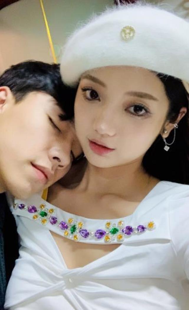 "冰柠檬"张兆艺遭家暴,被妈妈拿板凳砸,她鼻子淤青眼含泪光