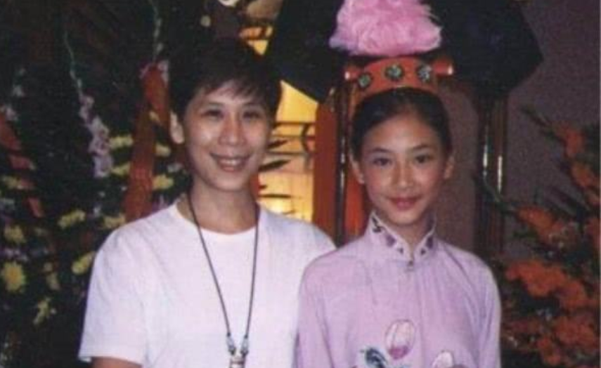 应采儿晒一家四口合影庆元旦，小儿子hoho表情严肃，容貌又变了