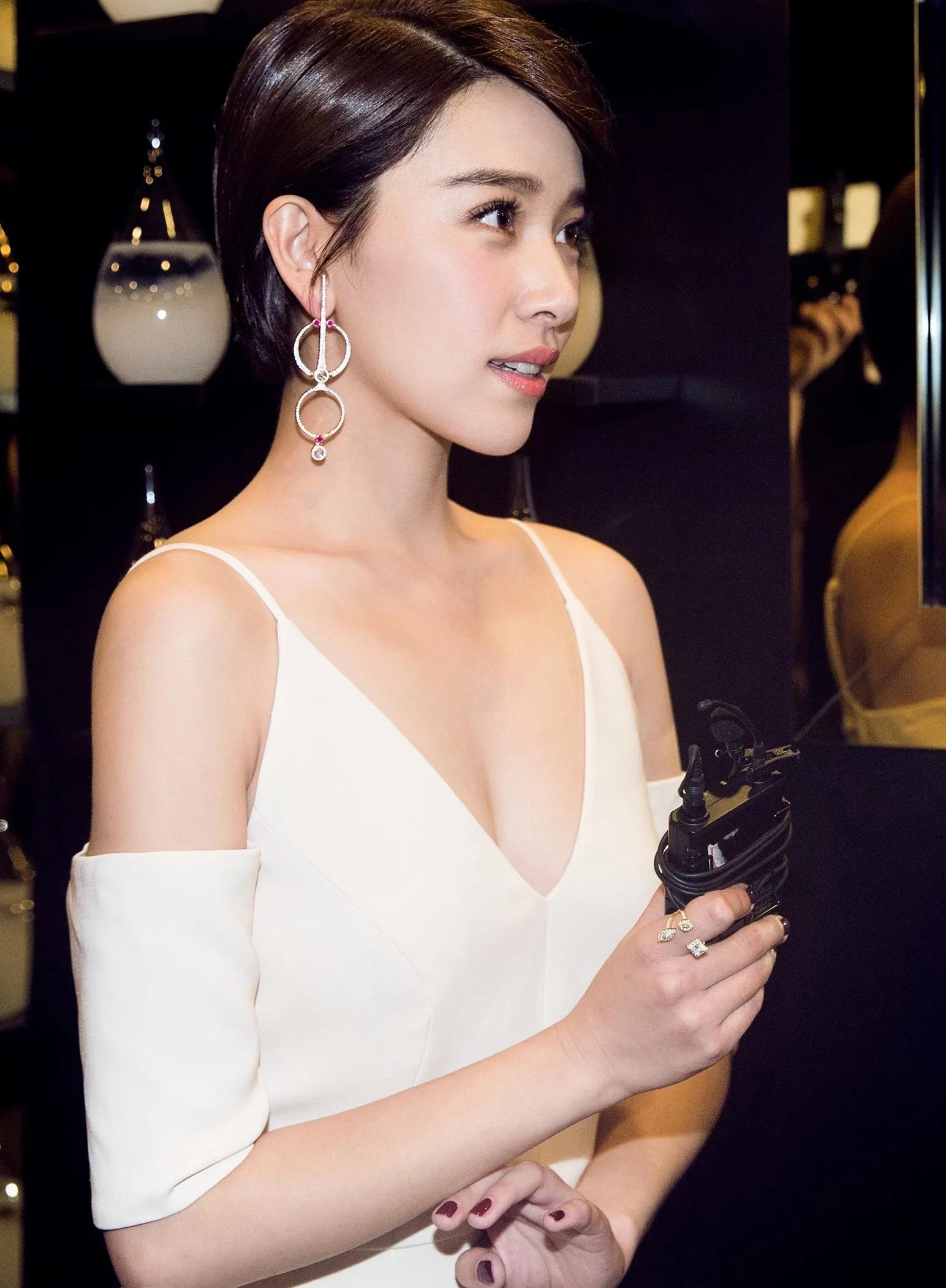 阚清子和江疏影同穿礼服，男的可能比较喜欢阚清子