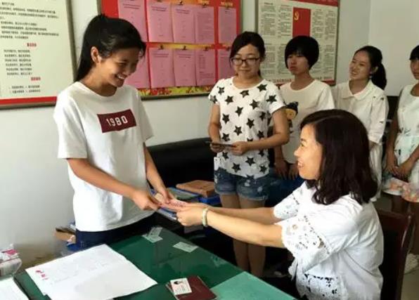 大学里有种隐形贫困生，穿戴大牌花钱豪爽，期末却领贫困补助