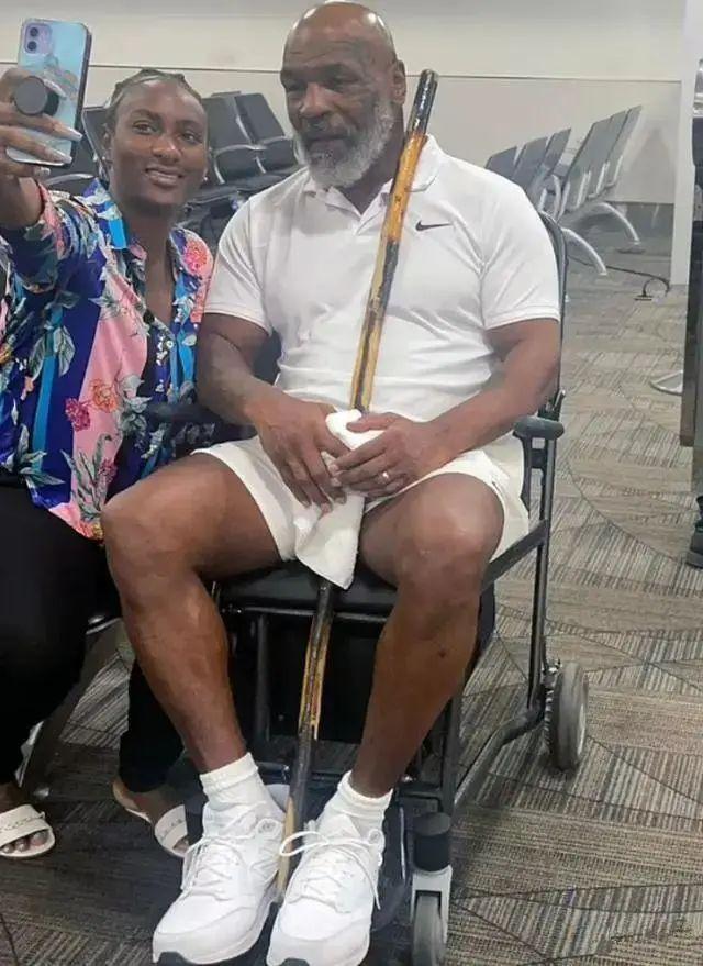 nba老汉年龄(56岁拳王泰森坐轮椅,老态龙钟!