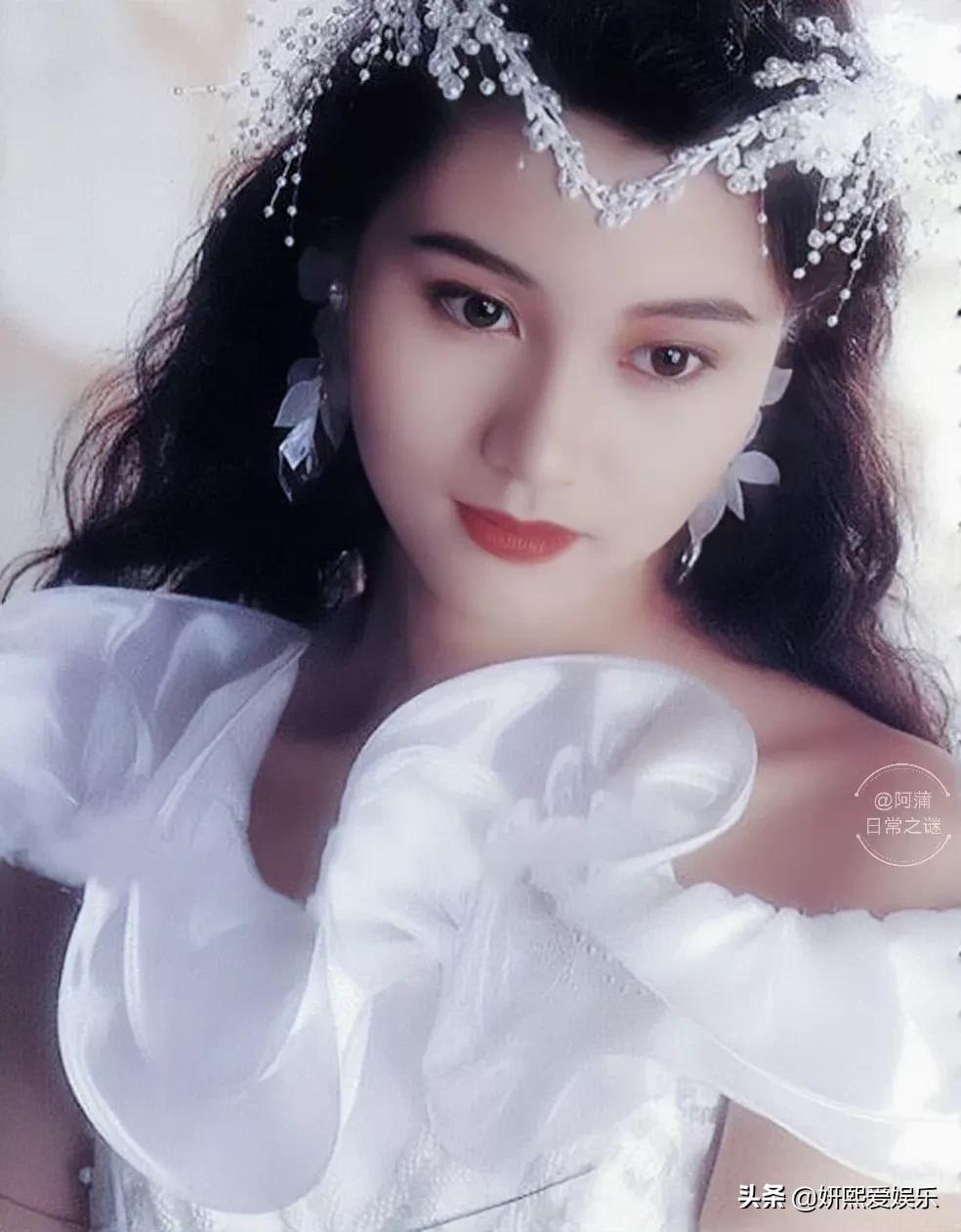 最美的港姐李嘉欣，明艳精致，漂亮大气